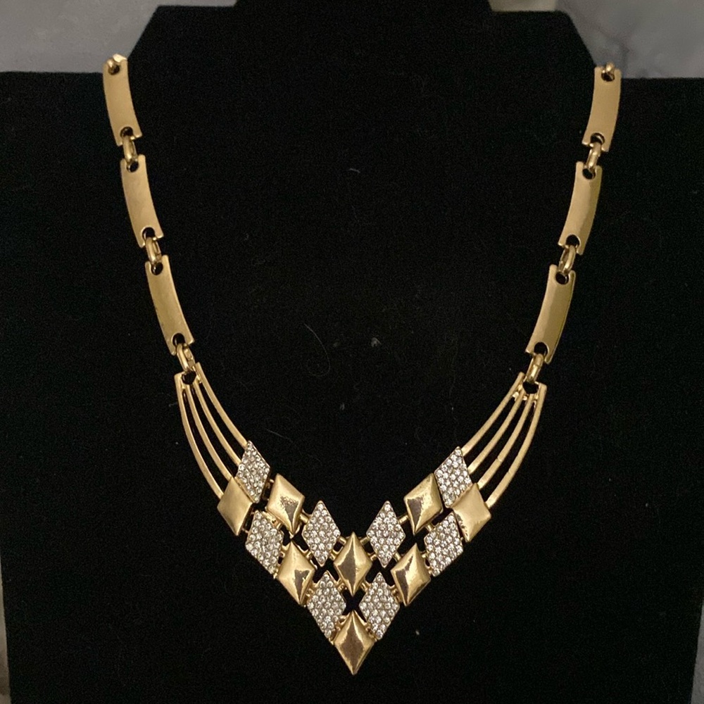 Gold tone rhinestone necklace